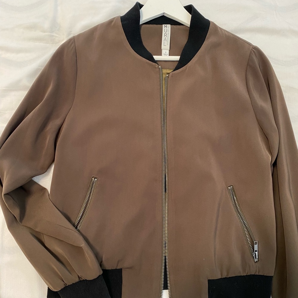 Mural small olive jacket